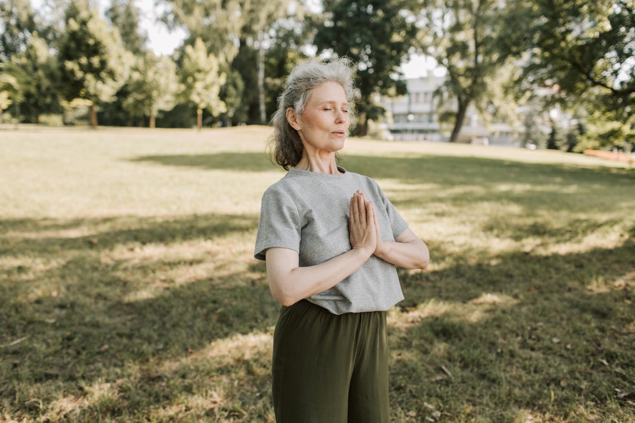 pexels-vlada-karpovich-8939962 Ältere Frau beim achtsamen Bewegungstraining im Freien.