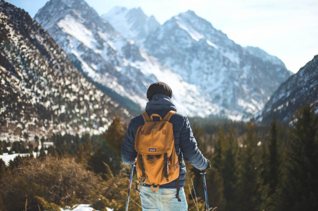 Mann beim Wandern mit einer Landschaft im Hintergrund.