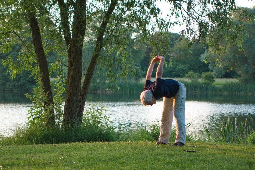 Seniorin beim Stretching