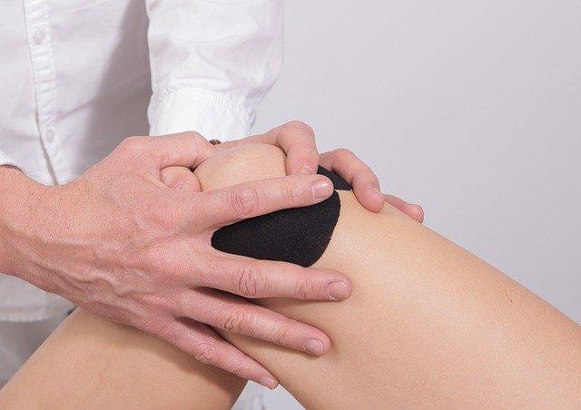 Person, die von einem Physiotherapeuten behandelt wird