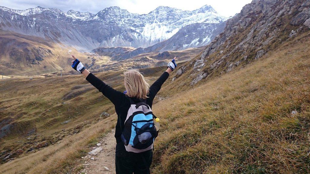 Seniorin glücklich beim Wandern