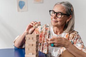 Seniore spielt Jenga