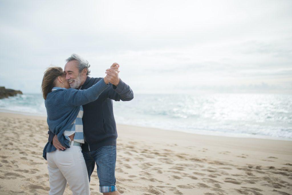 Seniorenpaar beim Tanzen am Strand