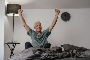 Senior beim Ausstrecken im Bett
