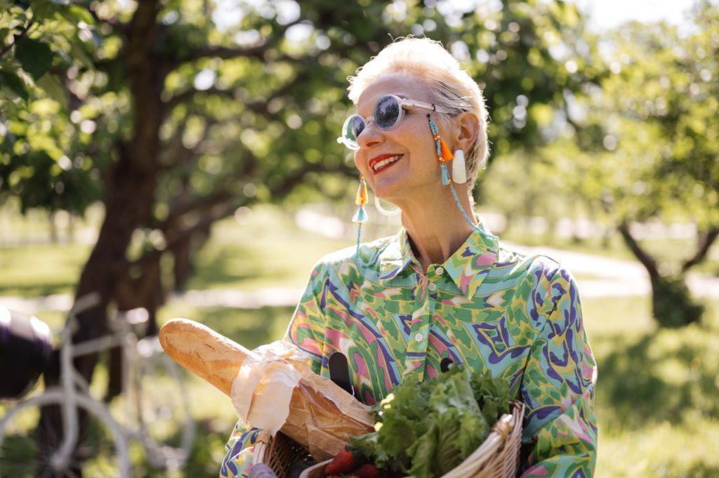 Seniore in einem Obstgarten für ein Picknick