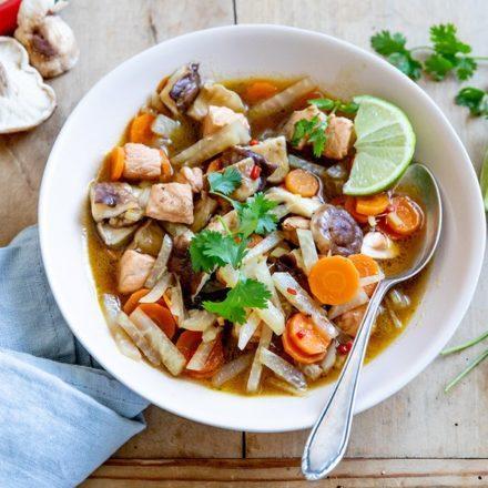 Asia-Gemüse-Suppe mit Lachs