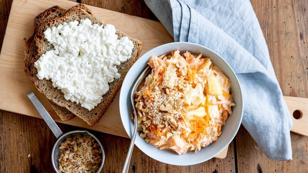 Fruchtiger Karottensalat mit Frischkäse-Vollkornbrot Rezept