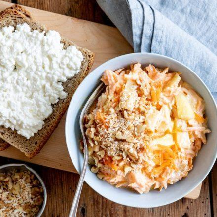 Fruchtiger Karottensalat mit Frischkäse-Vollkornbrot