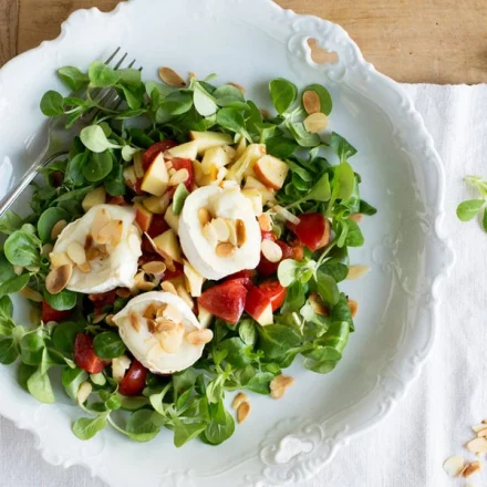 Gratinierte Ziegenkäsetaler auf Feldsalat